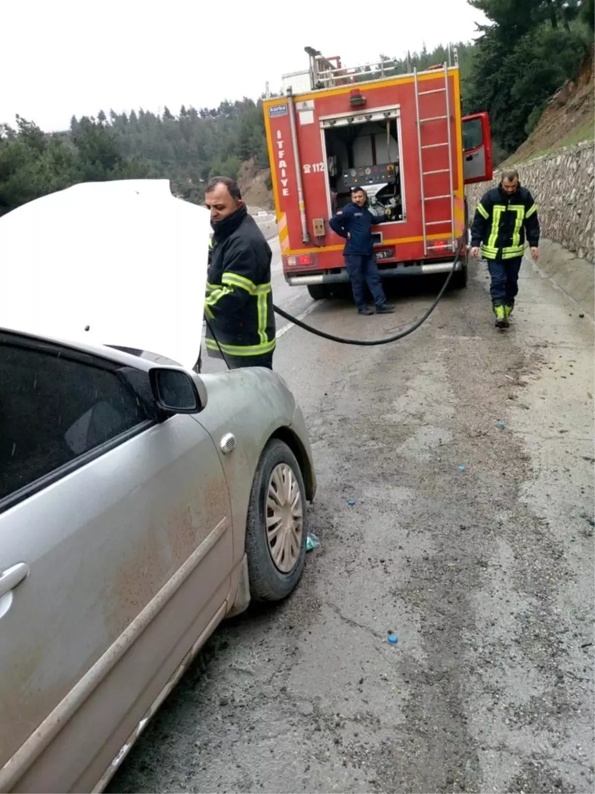 Belen\'de otomobil yangını itfaiye tarafından söndürüldü