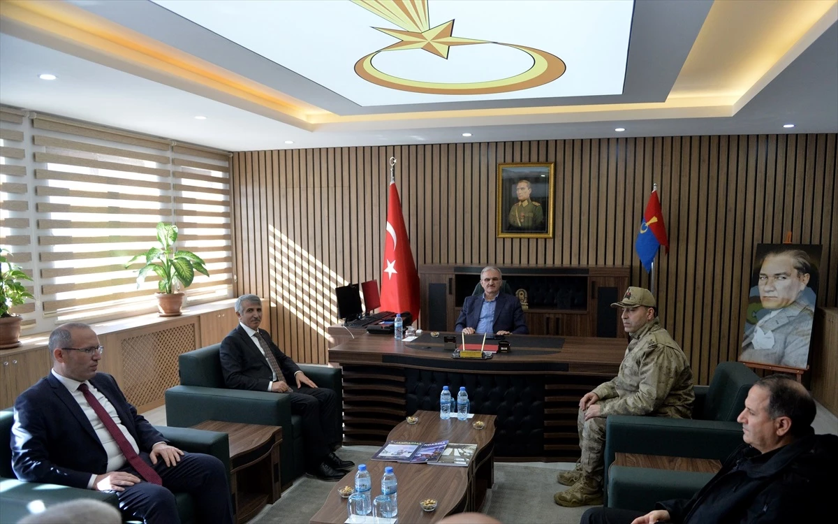İçişleri Bakan Yardımcısı Münir Karaloğlu, Türkoğlu İlçe Jandarma Komutanlığını ziyaret etti