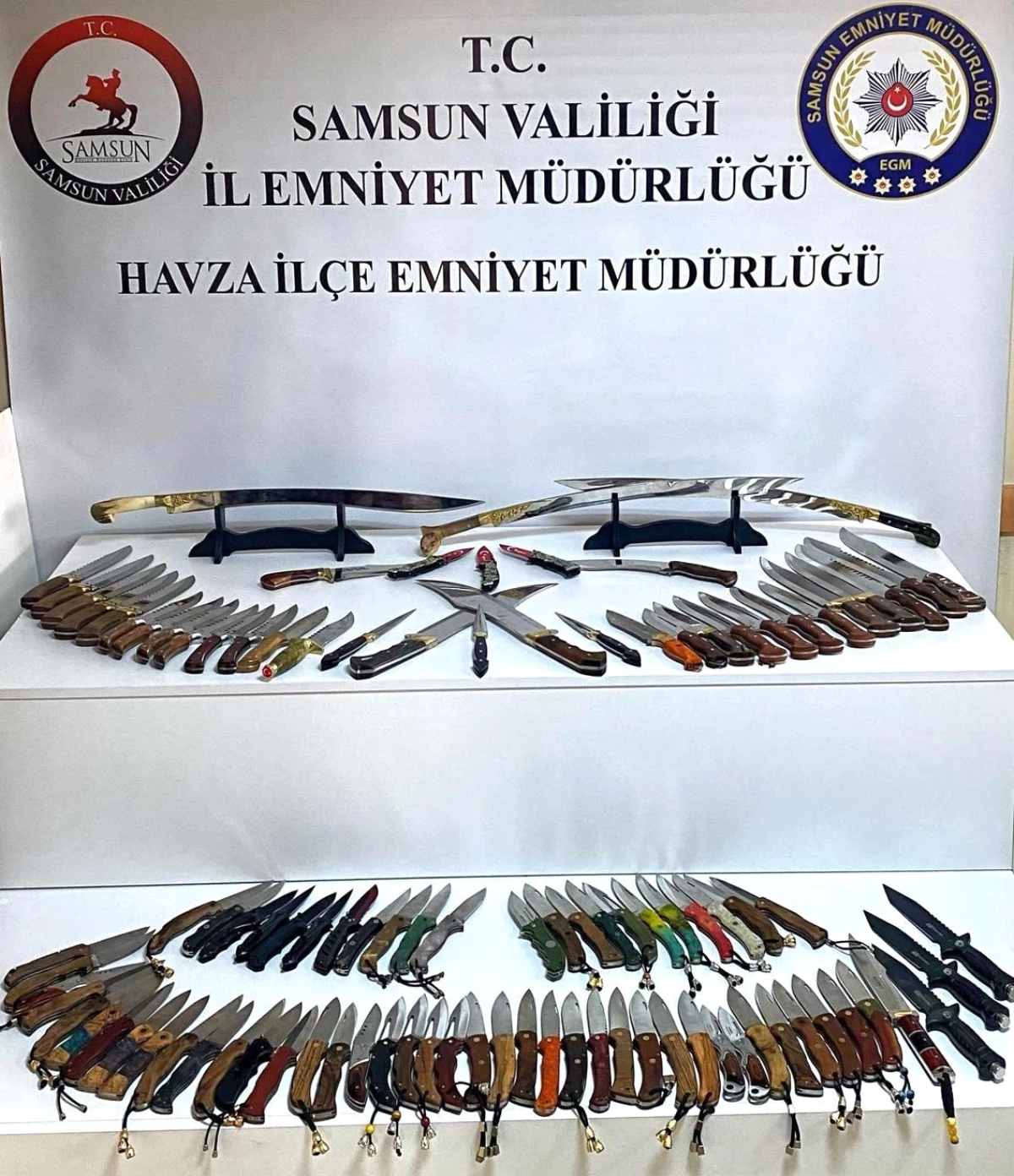 Samsun\'da internet üzerinden kesici alet satan bir kişi 102 adet kesici aletle yakalandı