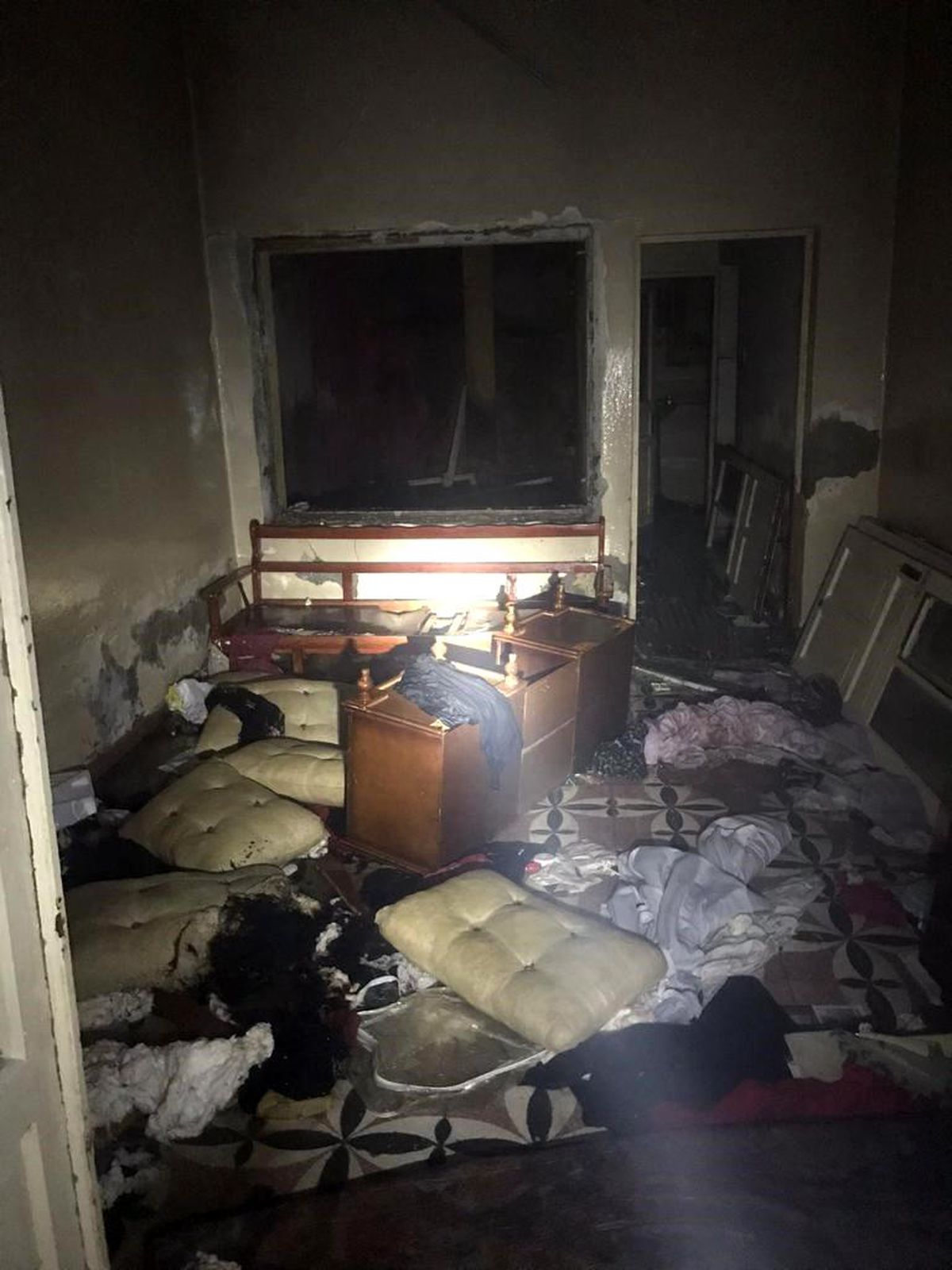 İskenderun\'da Metruk Binada Yangın Çıktı