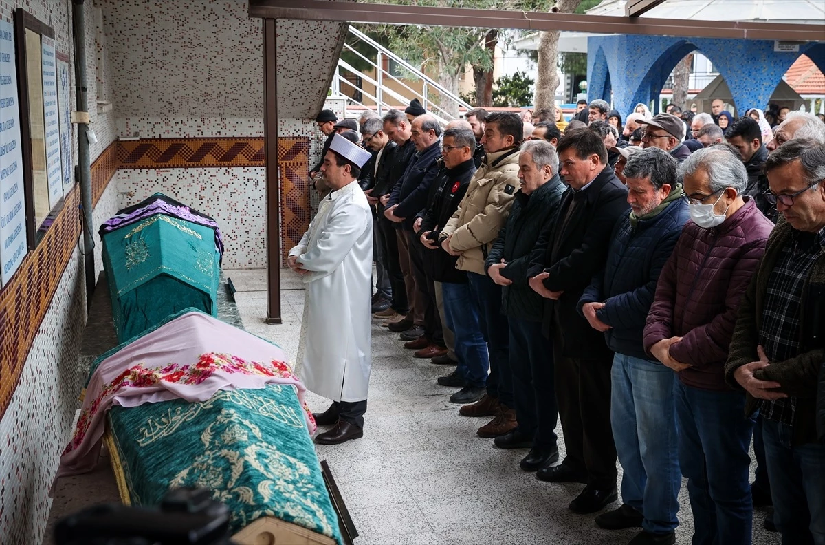 İzmir\'de Cinayet-Suçlu İntihar Olayında Ölenler Toprağa Verildi