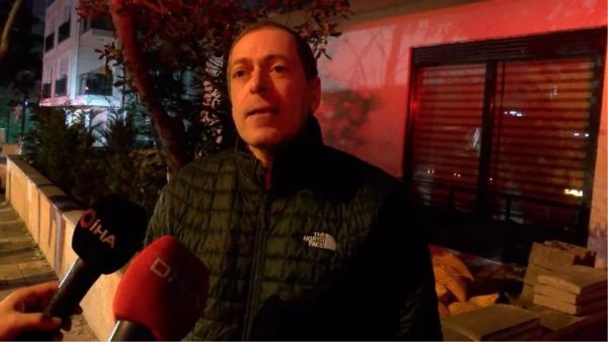 Kadıköy\'de 10 Katlı Binada Yangın Çıktı, 4 Kişi Hastaneye Kaldırıldı