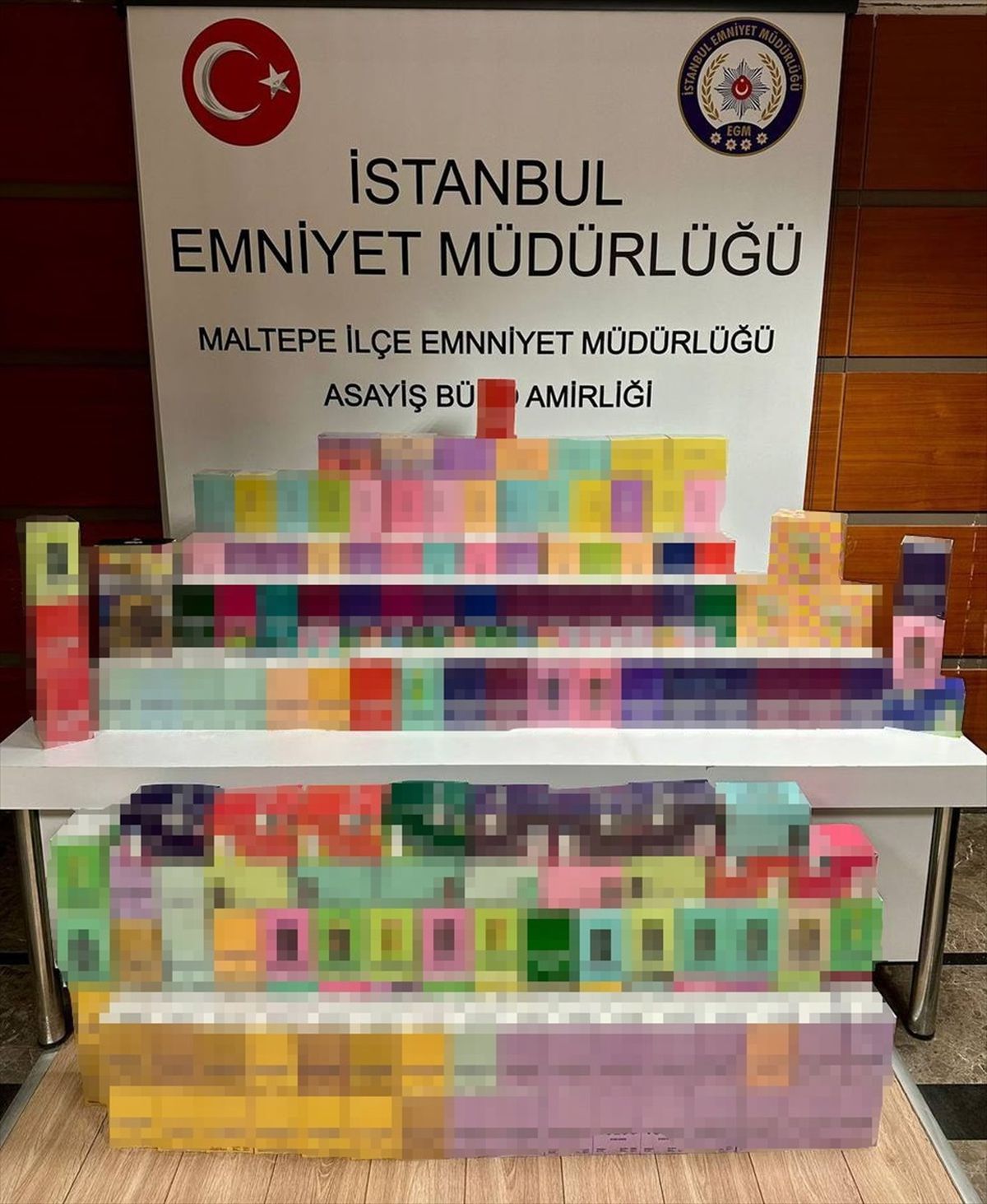 Kadıköy\'de kaçak elektronik sigara ticareti yapan 2 şüpheli serbest bırakıldı