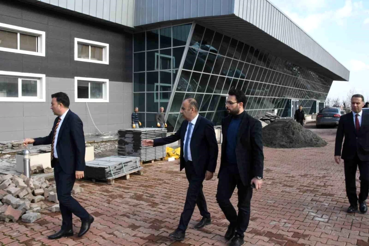 Adıyaman Üniversitesi Rektörü Mehmet Kelleş, deprem sonrası hasar gören binaları inceledi