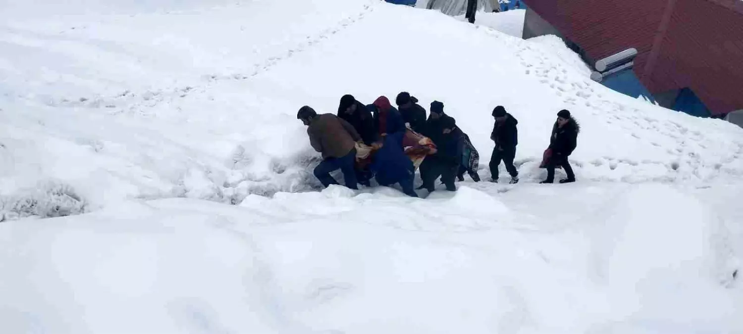 Karla Mücadele Ekipleri Kalp Hastası Yaşlı Kadını Kurtardı