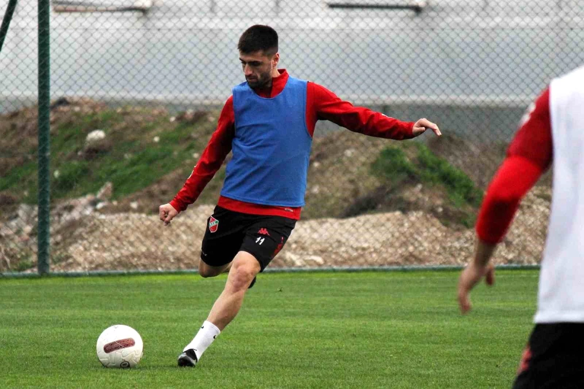 Karşıyaka\'nın golcü oyuncusu Yasin Ozan, TFF 3. Lig 2. Grup\'ta gol krallığında zirvede