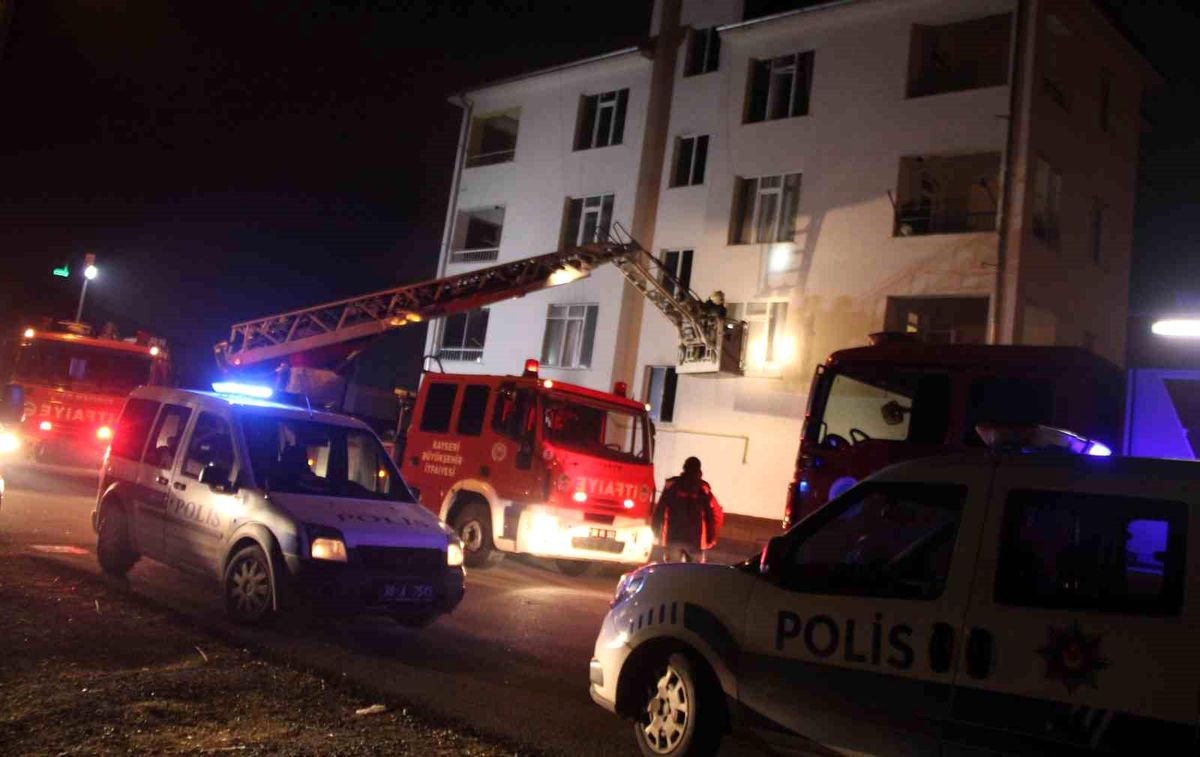 Kayseri\'de 4 Katlı Binada Çıkan Yangında 1 Kişi Hayatını Kaybetti