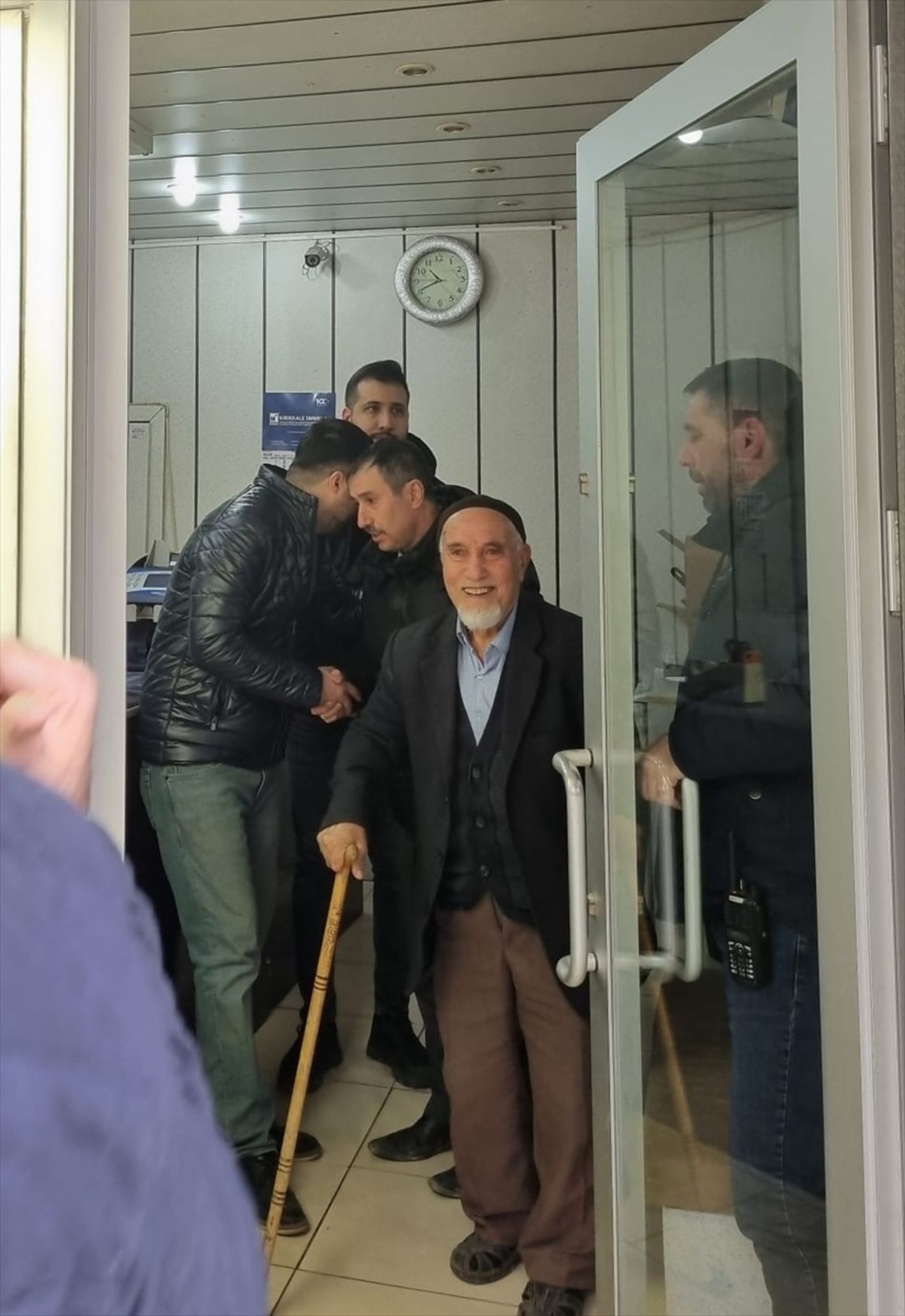 Kırıkkale\'de Polis, Dolandırıcılara Para ve Ziynet Eşyalarını Vermek İsteyen Yaşlı Vatandaşları Engelledi