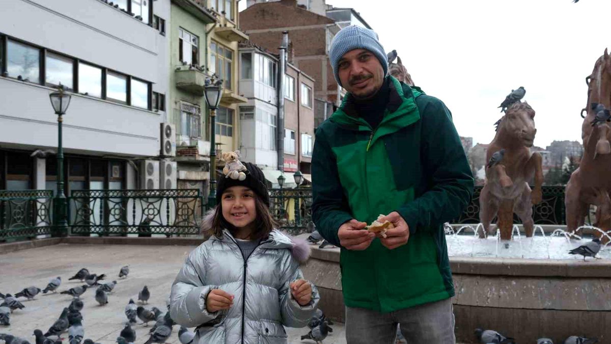 Eskişehir\'e gezmeye gelen Bodrumlu baba ve kızı güvercinleri besledi