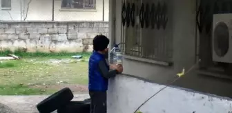 4-5 yaşındaki çocuk, yangın söndürme çalışmalarına destek verdi