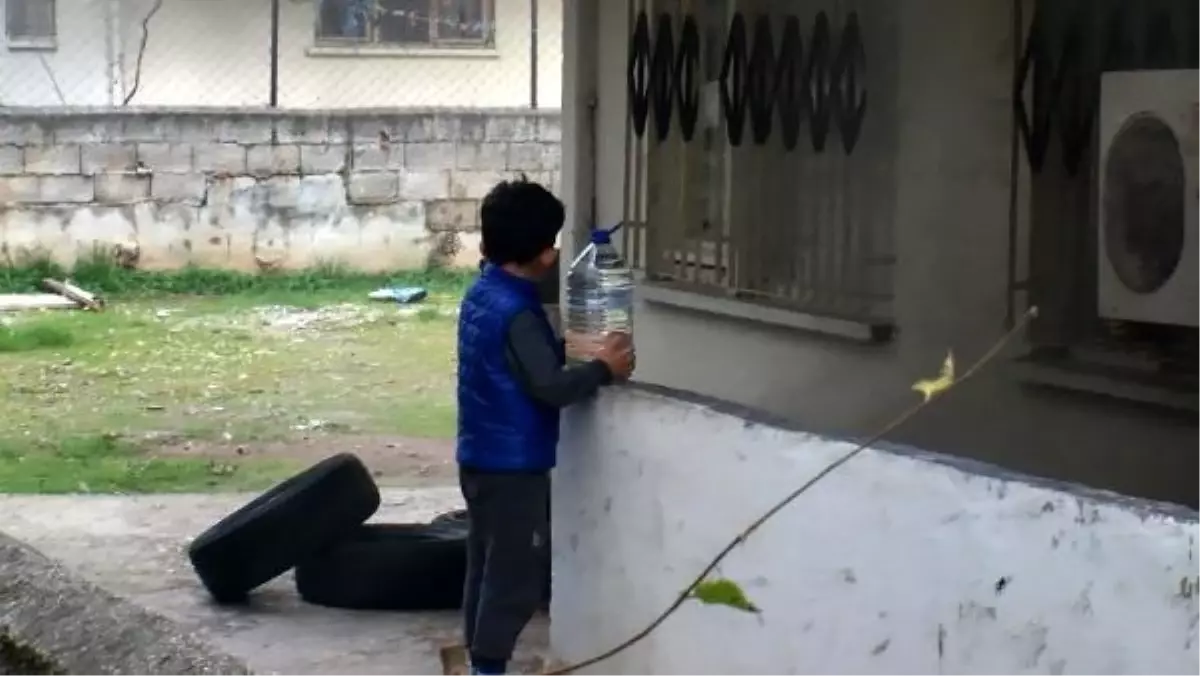 4-5 yaşındaki çocuk, yangın söndürme çalışmalarına destek verdi