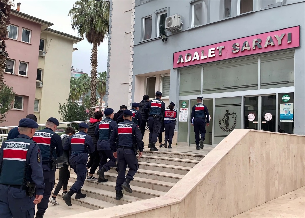 Mersin\'de park halindeki motosikletleri çalan 4 zanlı tutuklandı