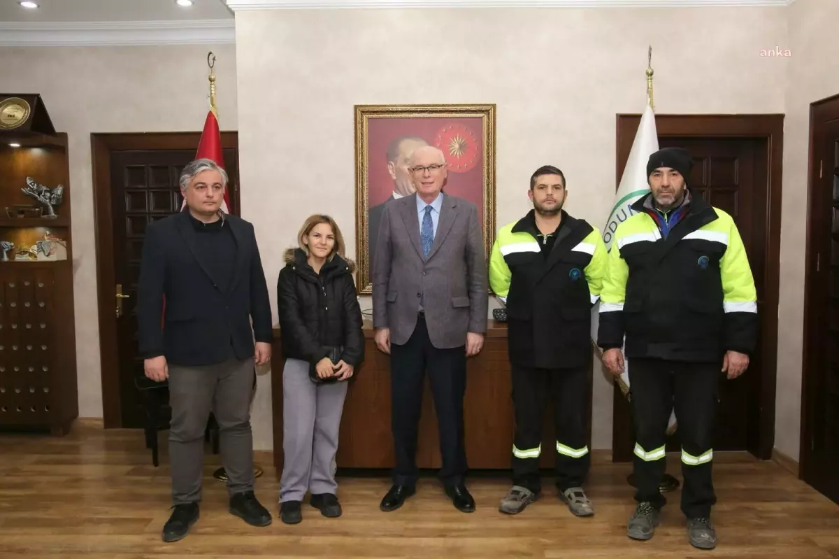 Odunpazarı Belediyesi Çalışanı Çantayı Sahibine Teslim Etti