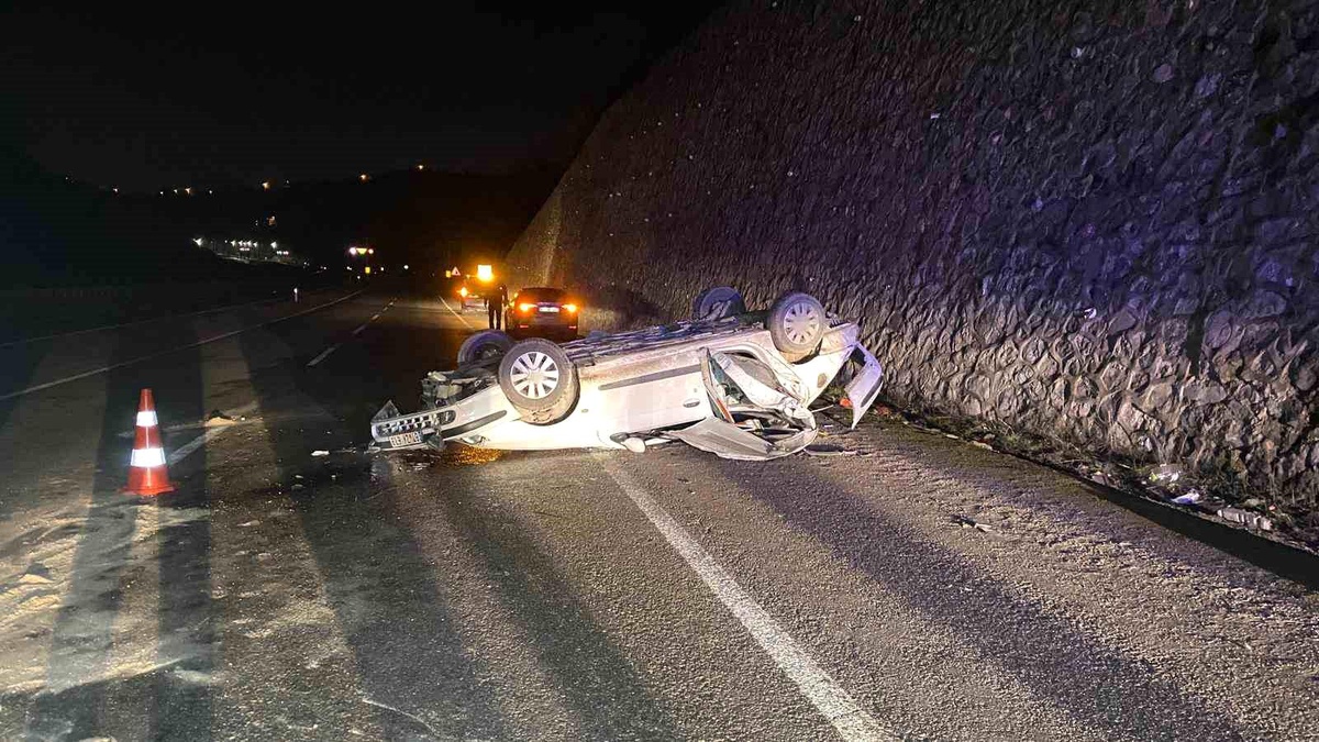 Zonguldak\'ta Kontrolden Çıkan Otomobil İstinat Duvarını Aşarak Karayoluna Uçtu: 2 Ölü, 1 Yaralı