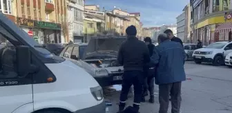 Sivas'ta Arızalanan Otomobil Alev Aldı, Sahibi Montuyla Yangını Söndürmeye Çalıştı