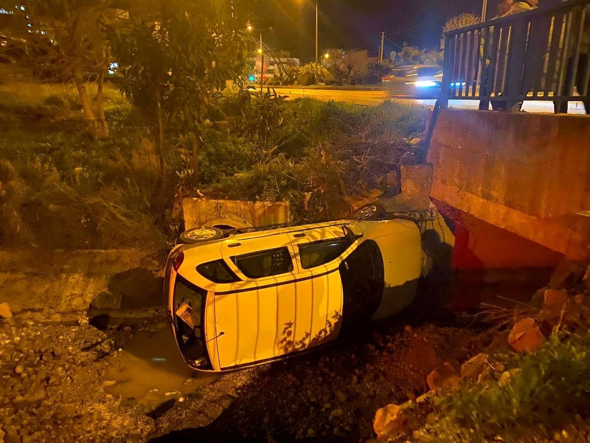 Adana\'da otomobil sulama kanalına devrildi, sürücü yara almadan kurtuldu