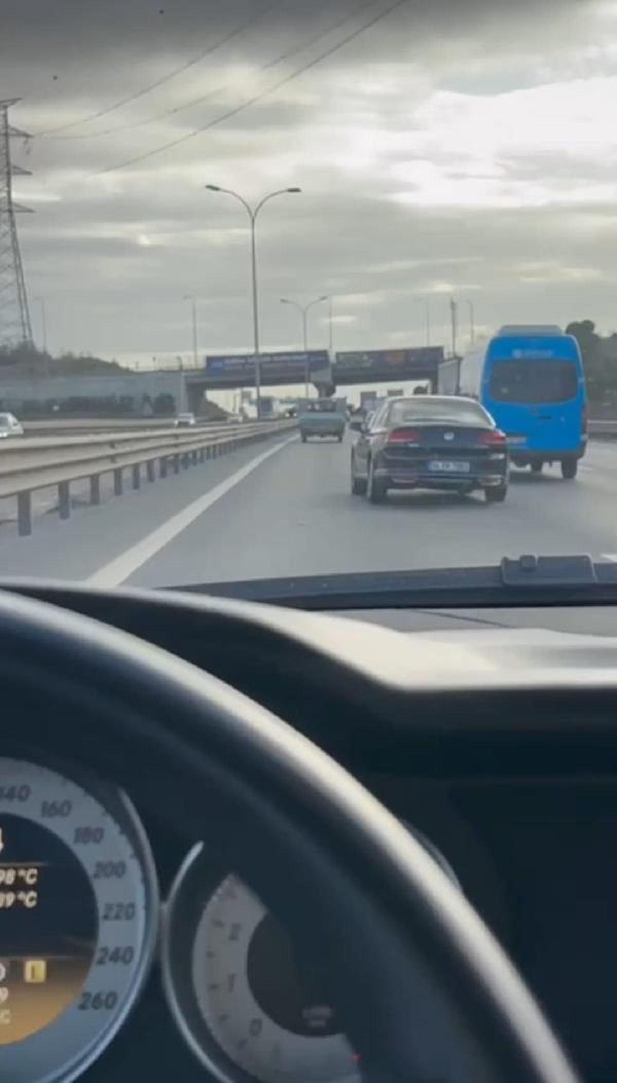 TEM Otoyolunda Tehlikeli Şerit Değiştirme Görüntülendi