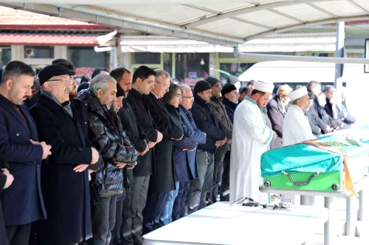 Erzincan Binali Yıldırım Üniversitesi Güzel Sanatlar Fakültesi Dekanı Prof. Dr. Mehmet Kavukcu\'nun Annesi Sevim Kavukçu Son Yolculuğuna Uğurlandı