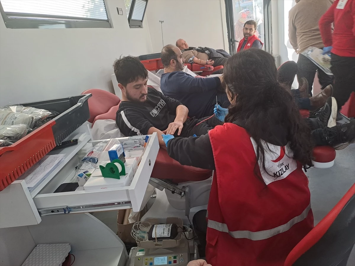 Sakarya\'da Vatandaşlar Türk Kızılay Kampanyasına Destek İçin Kan Bağışında Bulundu