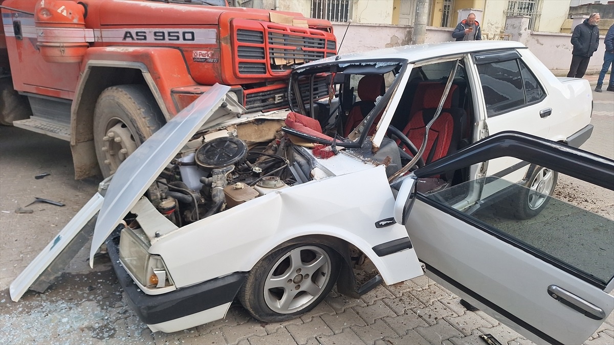 Samsun\'da kamyon ile çarpışan otomobilin sürücüsü yaralandı