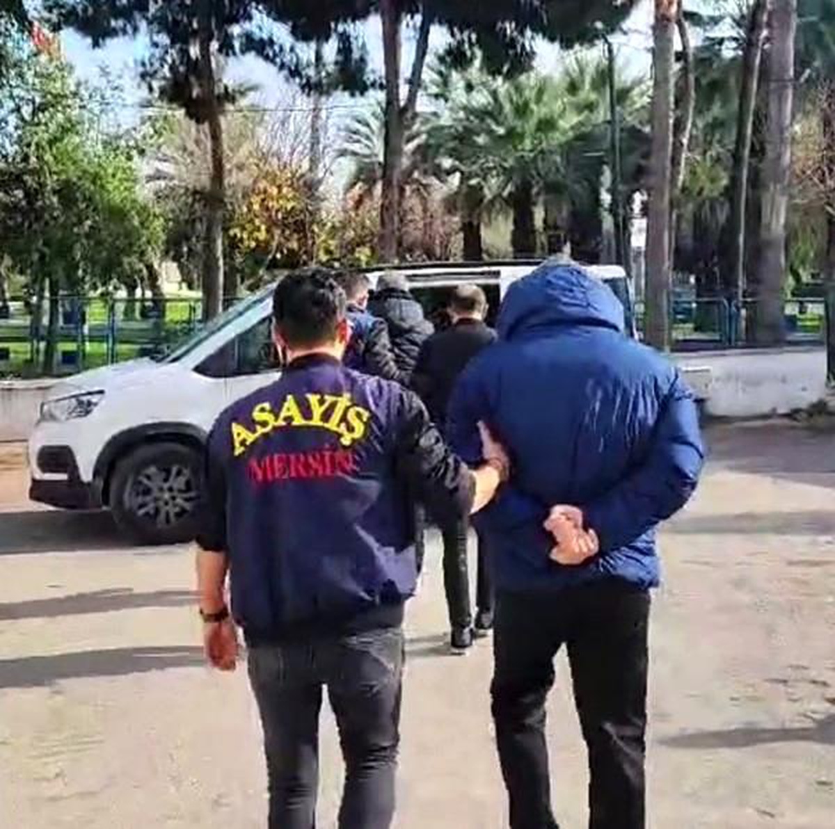 Mersin Polisi, Sazan Sarmalı Yöntemiyle 3 Milyon TL Dolandırıcılık Yapan 2 Şüpheliyi Yakaladı