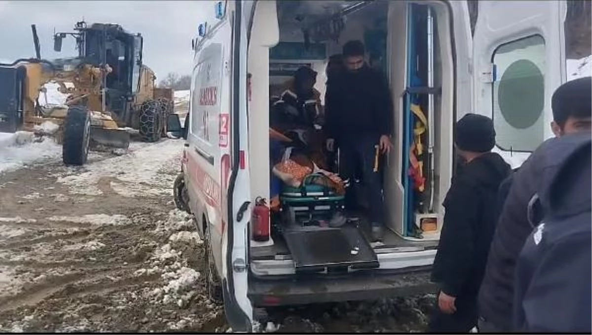 Kardan kapanan köy yolunda kalp hastası kadın hastaneye ulaştırıldı