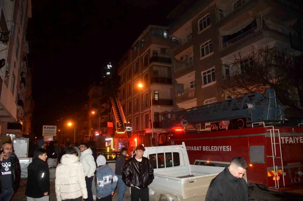 Sinop\'un Boyabat ilçesinde bir apartmanın 5. katında çıkan yangın söndürüldü