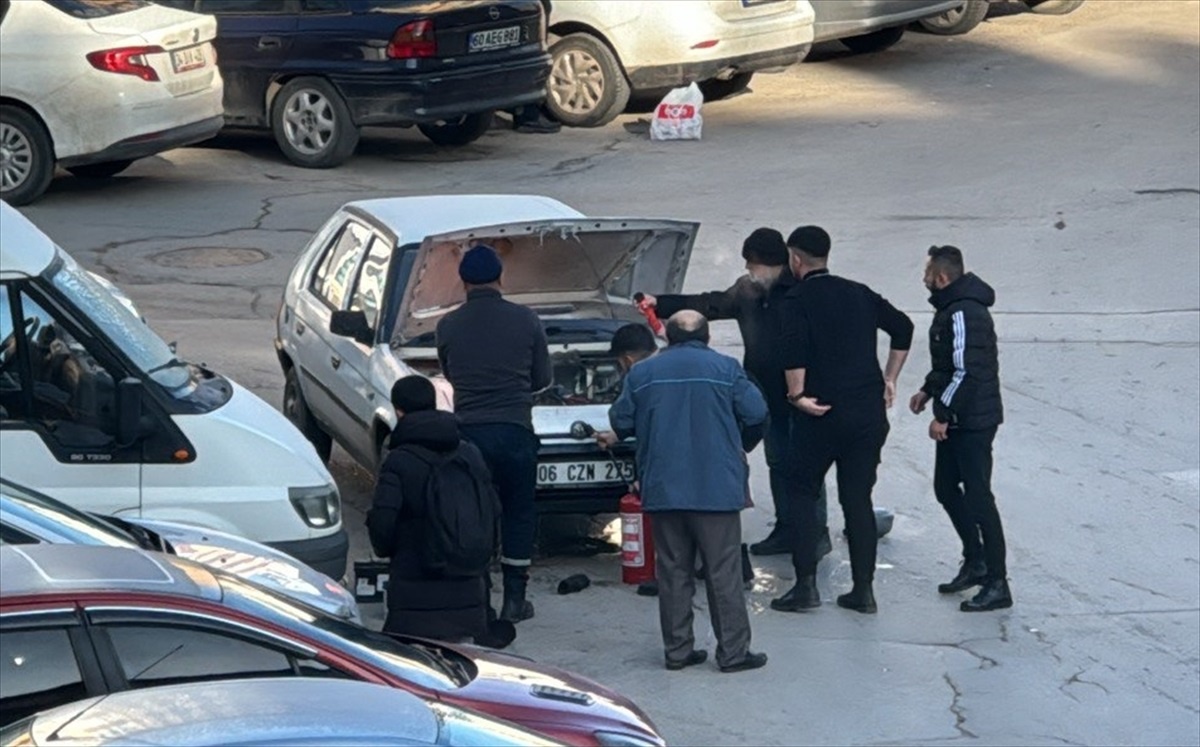 Sivas\'ta park halindeki otomobil alev aldı, sürücü montuyla yangını söndürmeye çalıştı