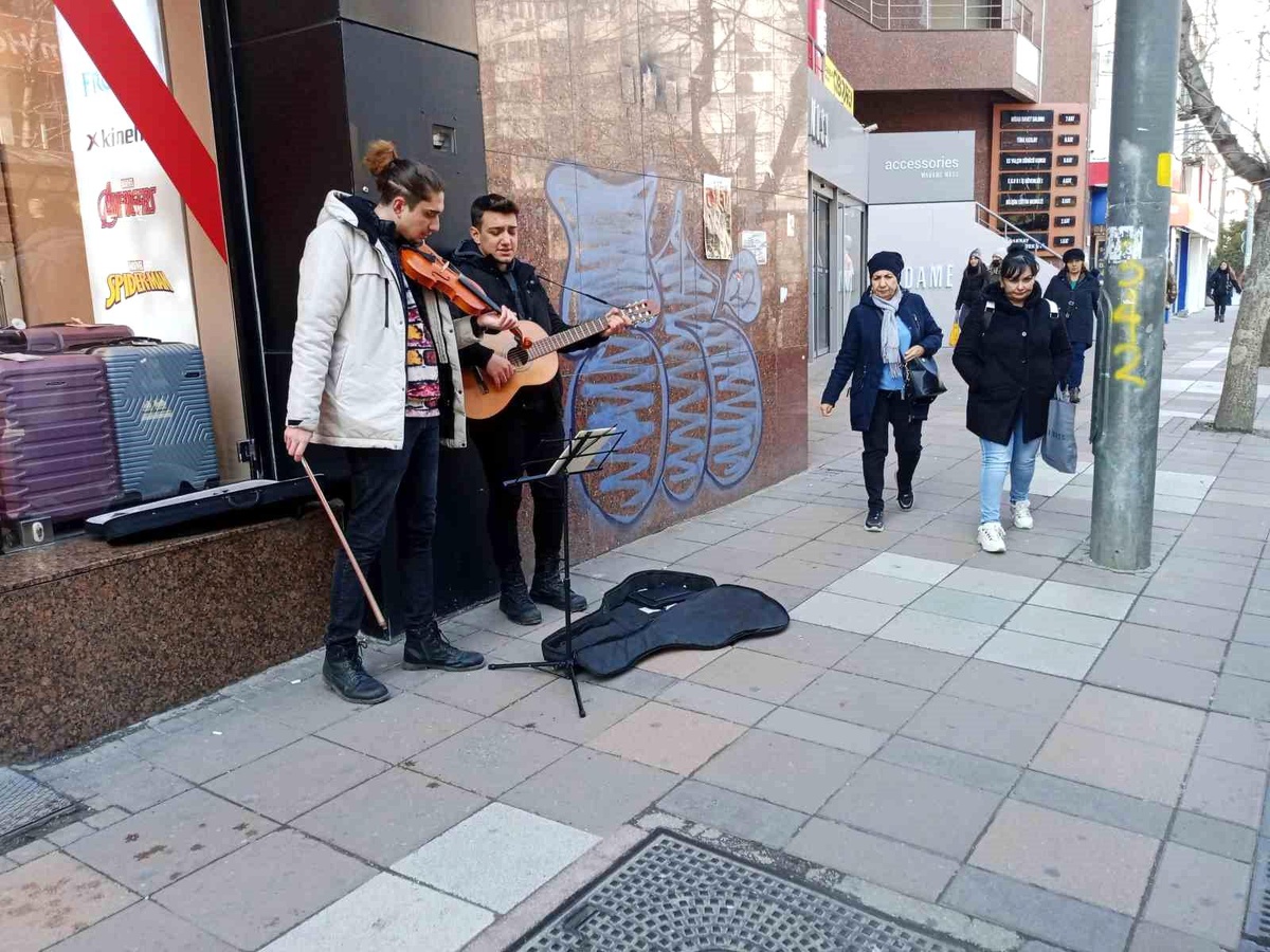 Eskişehir\'de Üniversiteli Gençlerden Sokak Konseri