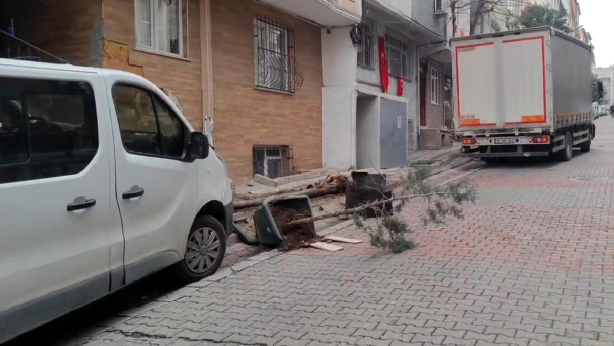 Sultangazi\'de El Freni Boşalan Kamyon Yokuş Aşağı Kaydı