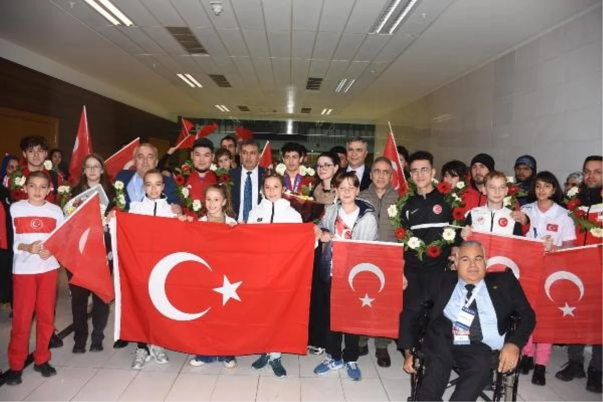 Muhammed Bozdağ ve Milli Takım Sporcuları İzmir\'de Madalyalarıyla Karşılandı