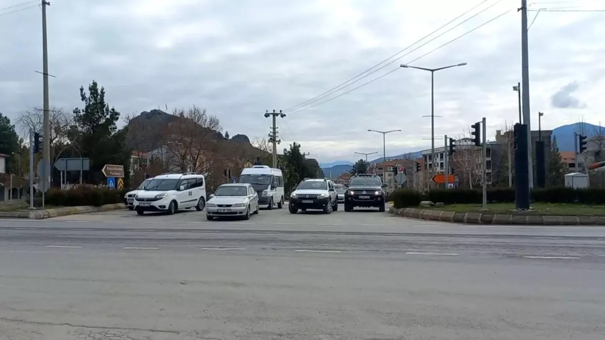 Çorum\'un Osmancık ilçesinde trafik lambası uzun süre kırmızıda kaldı