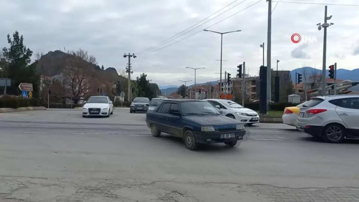 Trafik lambası kırmızıda takılı kalınca sürücüler zor anlar yaşadı