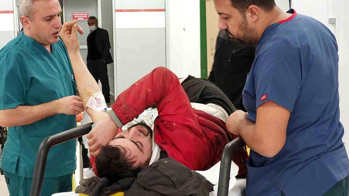 Samsun\'da traktörün tekeri üzerinden geçen sürücü ölümden dönerek hastanelik oldu