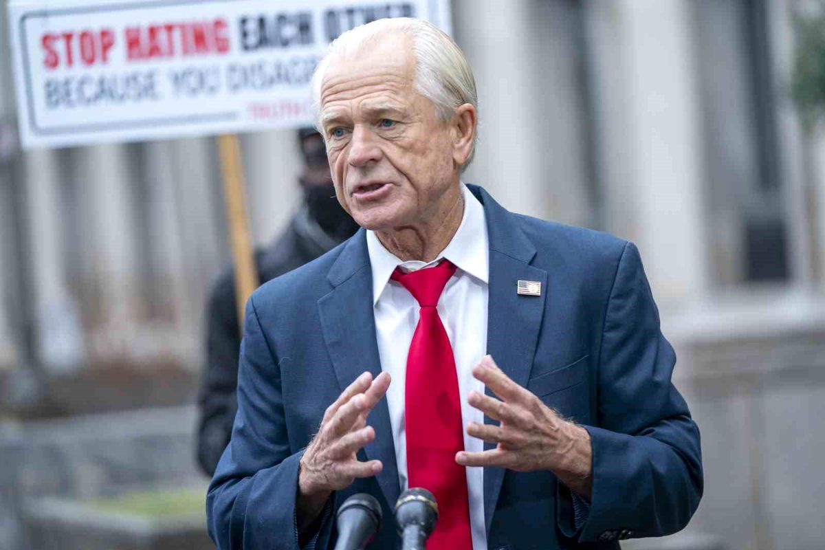 Trump\'ın eski danışmanı Peter Navarro, Kongre\'ye saygısızlıktan 4 ay hapis cezasına çarptırıldı