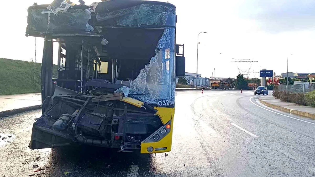 Tuzla\'da İETT Otobüsü Kamyonla Çarpıştı, 5 Kişi Yaralandı