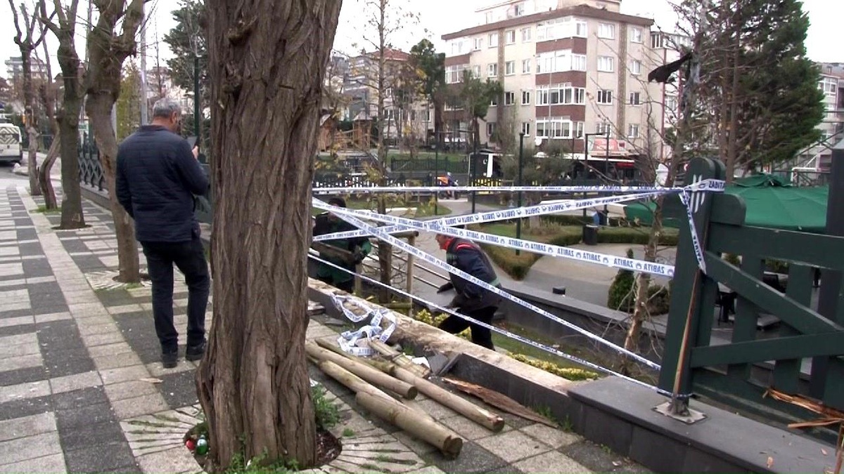 Ümraniye\'de Kontrolden Çıkan Kamyonet Çocuk Parkına Uçtu