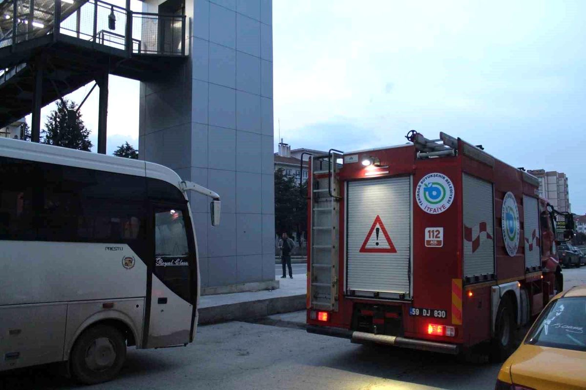 Tekirdağ\'da Üst Geçitte Mahsur Kalan Kadın İtfaiye Tarafından Kurtarıldı