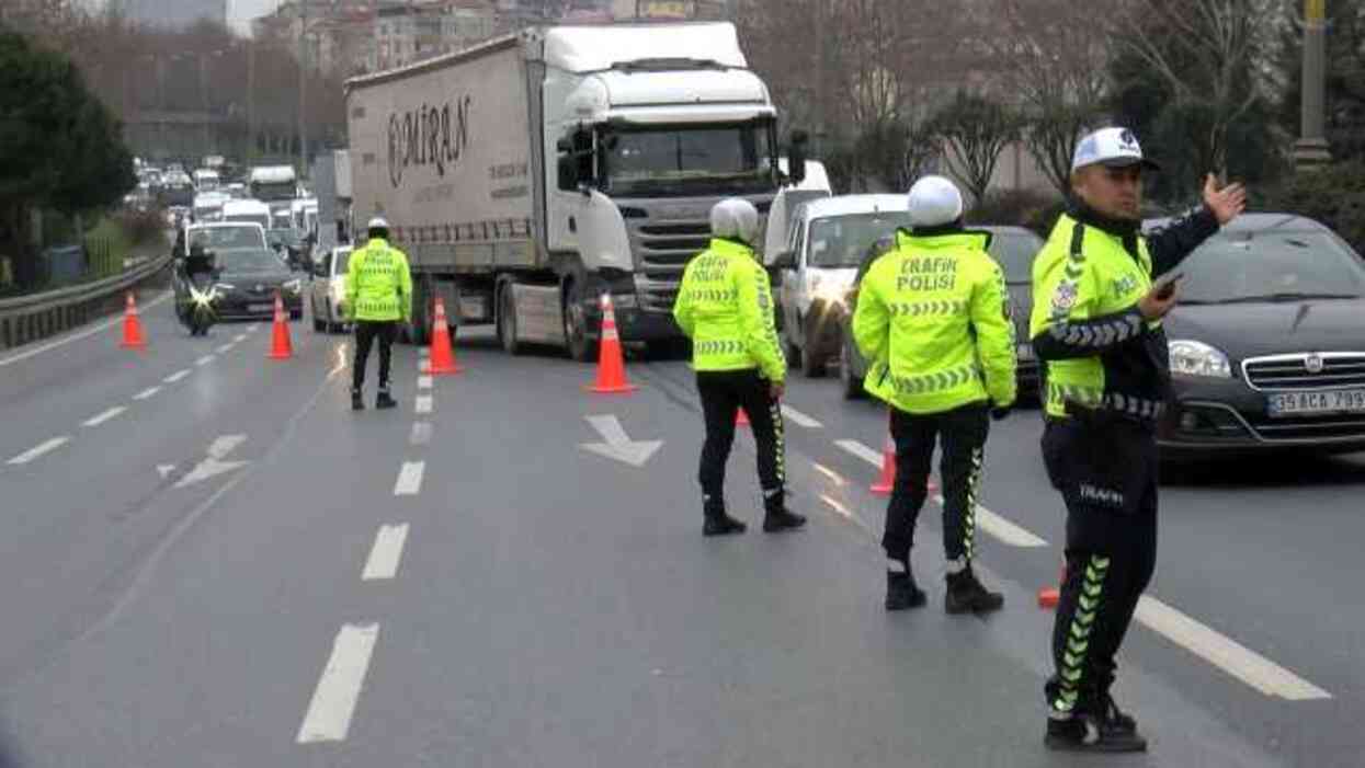Üst geçitten atlayan genç kadına otomobil çarptı, olay yerinde hayatını kaybetti Üst geçitten atlayan genç kadına otomobil çarptı, olay yerinde hayatını kaybetti
