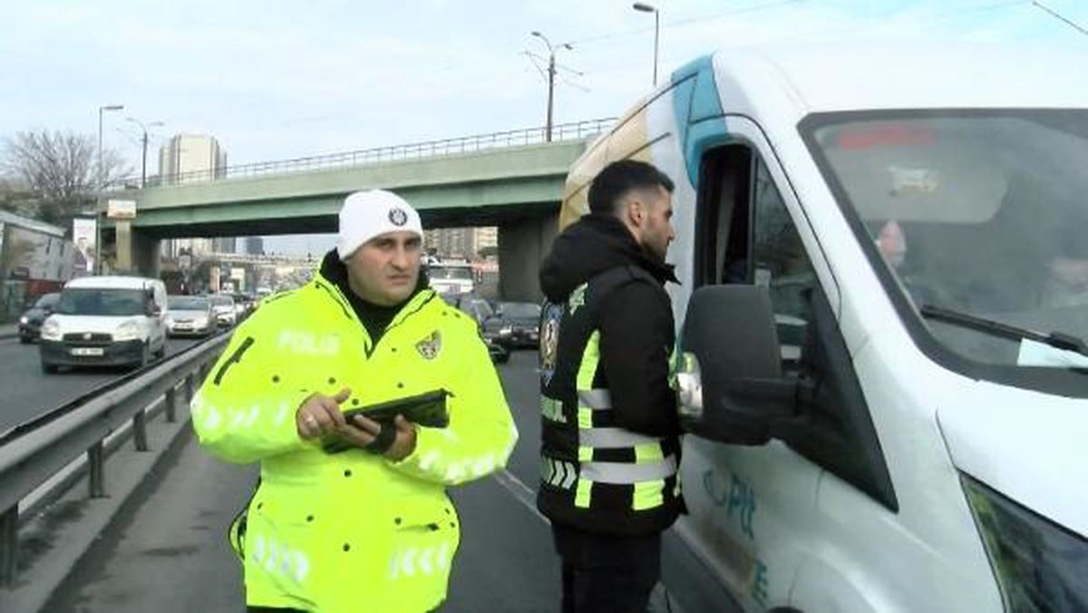 İstanbul\'da Usulsüz Çakar ve Siren Kullananlara ve Emniyet Şeridi İhlali Yapanlara Cezalar Yazıldı