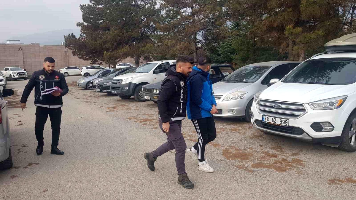 Karabük\'te Uyuşturucu Operasyonu: Aramada Hap ve Esrar Ele Geçirildi