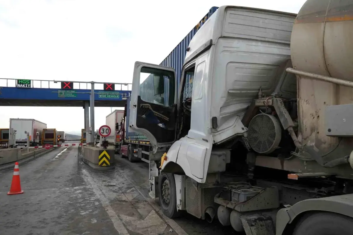 Kuzey Marmara Otoyolu\'nda tır ile beton mikseri çarpıştı, 2 kişi yaralandı