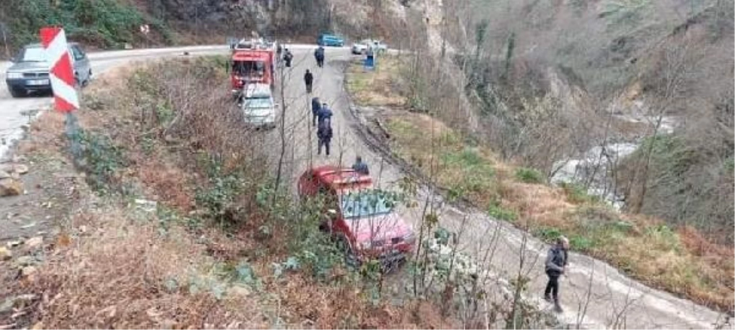 Trabzon\'da kaya parçasının düştüğü kamyonet şarampole yuvarlandı: 1 ölü, 1 yaralı