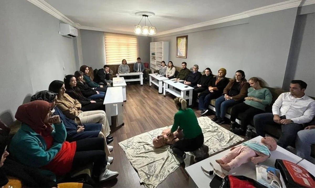Antalya\'da Vefa Sosyal Destek Grubu\'na ilk yardım eğitimi verildi