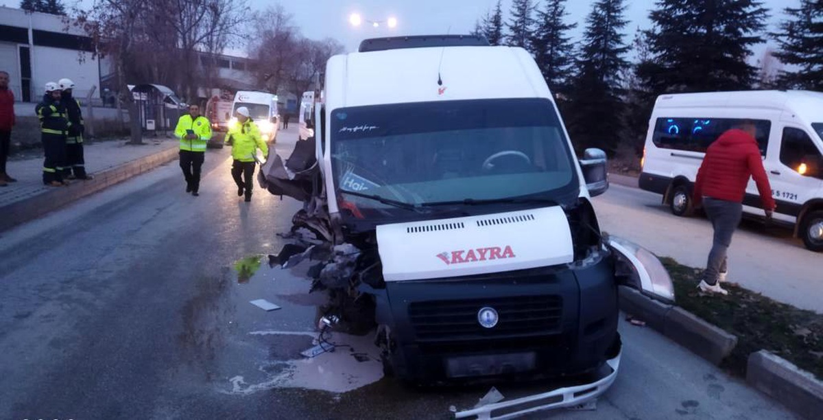 Eskişehir\'de İşçi Servisi Kaza Yaptı: 12 Kişi Yaralandı