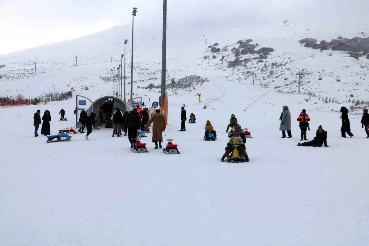 Sivas\'taki Yıldız Dağı Kayak Merkezi\'nde Sömestir Tatili Doluluk Oranı Yüzde 80\'e Ulaştı