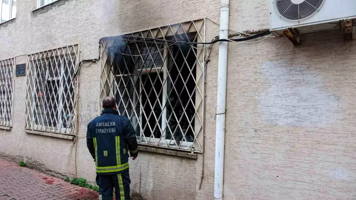 Antalya\'da 3 Katlı Binada Çıkan Yangında Evin Yatak Odası Kullanılamaz Hale Geldi