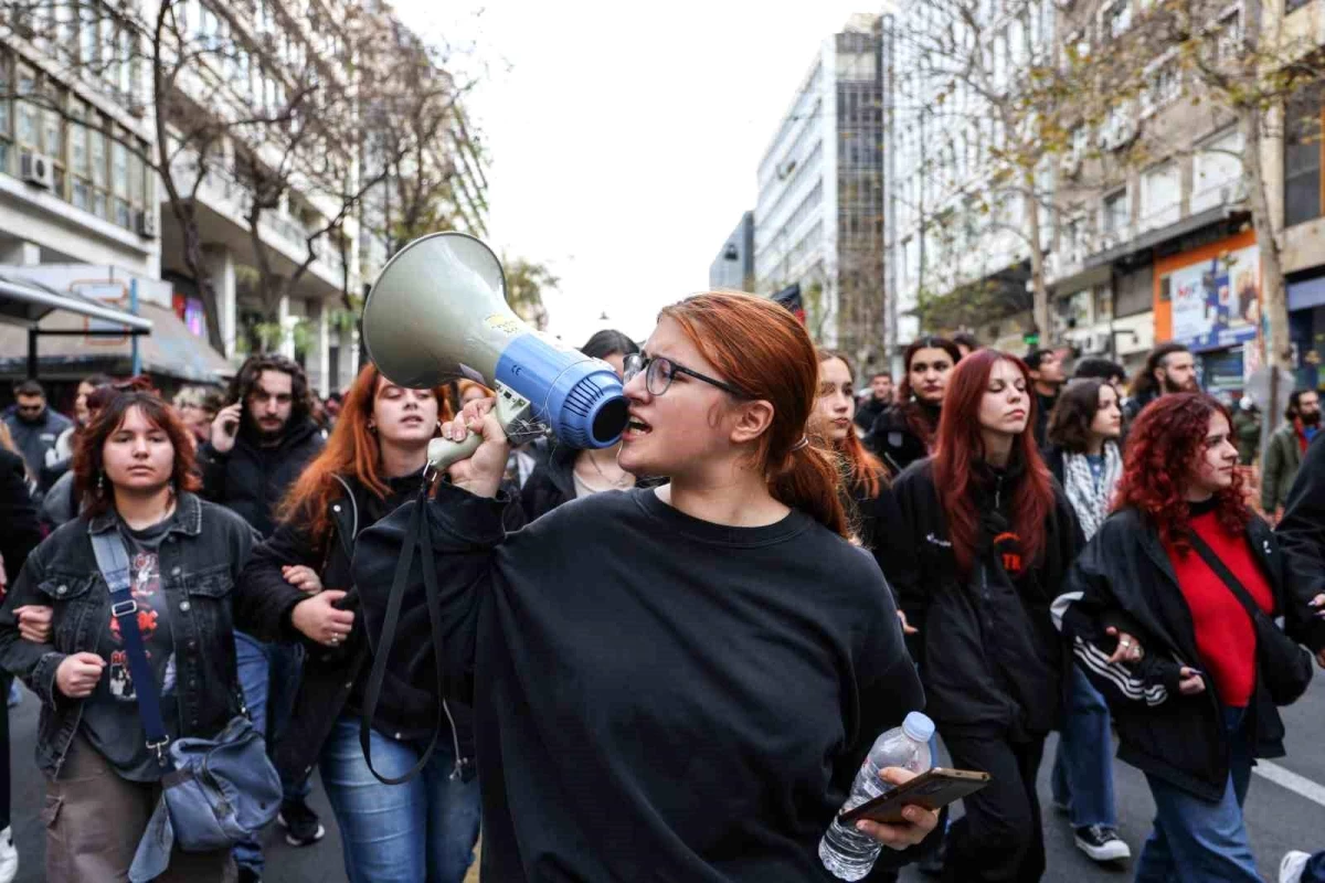 Atina\'da Öğrenciler Özel Üniversite Tasarısını Protesto Ediyor