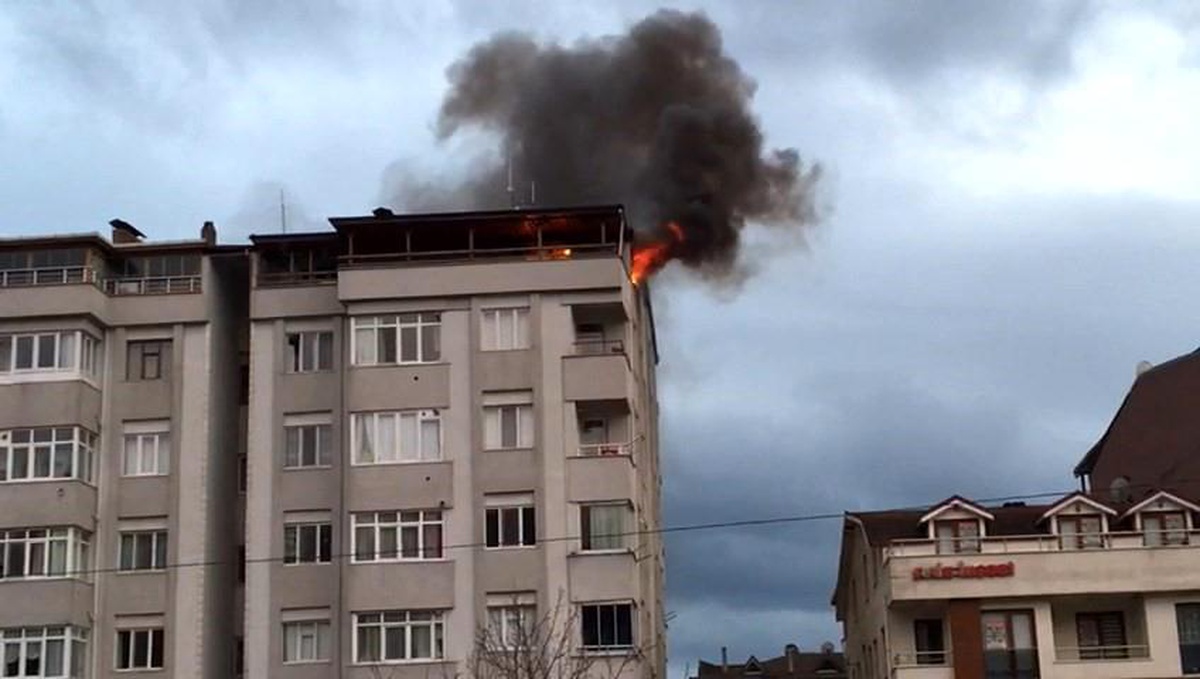 Kocaeli\'de 5 katlı apartmanın çatısı alevlere teslim oldu