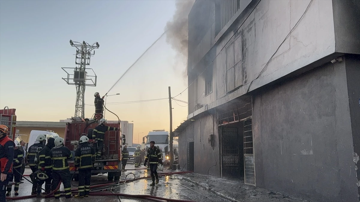 Adana\'da mobilya sünger üretimi yapılan fabrika deposunda yangın çıktı, zanlı tutuklandı